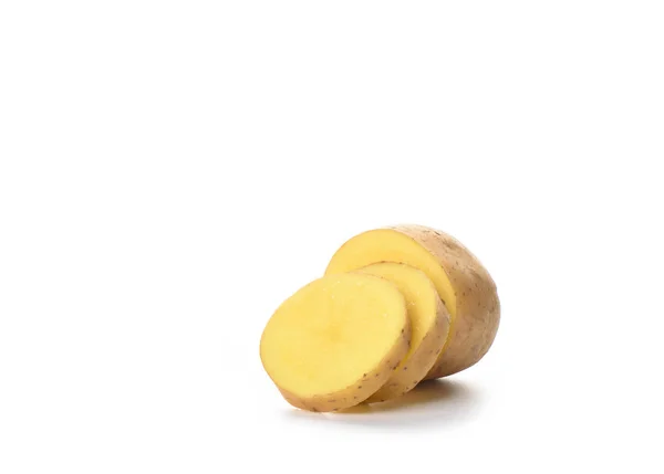 Potatis skär skivor isolerad på vit bakgrund. Kopiera utrymme — Stockfoto