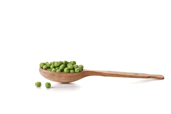 Guisantes verdes en cuchara de madera aislados sobre fondo blanco. — Foto de Stock