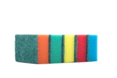 Beyaz arka planda izole mutfak çok renkli sünger. C