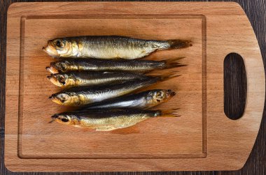 Çeşitli Baltık Ringa balığı soğuk ahşap bir kesme tahtasında füme.