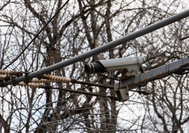 Altında hareket sensörü ile açık video kamera.