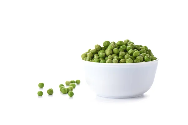 绿色豌豆在白色碗查出在白色背景。复制空间 — 图库照片