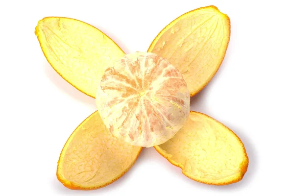 Αποφλοιωμένη πορτοκαλί απομονωμένη σε λευκό φόντο. Φλούδα πορτοκαλιού σαν πέταλα. Κορυφαία προβολή. — Φωτογραφία Αρχείου