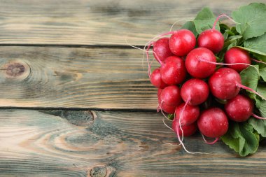 Ahşap arka planda taze turp. Ahşap bir arka plan üzerinde yaprakları ile turp Demet.