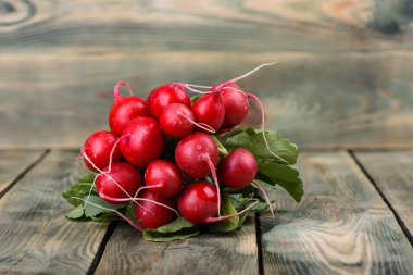 Ahşap arka planda taze turp. Ahşap bir arka plan üzerinde yaprakları ile turp Demet.