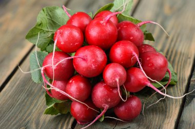 Ahşap arka planda taze turp. Ahşap bir arka plan üzerinde yaprakları ile turp Demet.