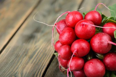 Ahşap arka planda taze turp. Ahşap bir arka plan üzerinde yaprakları ile turp Demet.