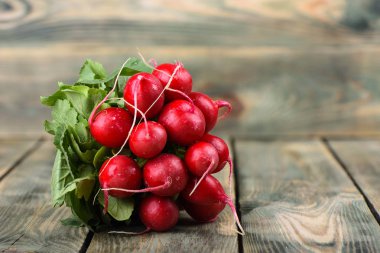 Ahşap arka planda taze turp. Ahşap bir arka plan üzerinde yaprakları ile turp Demet.