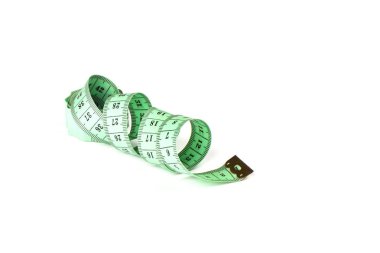 Beyaz bir arka plan üzerinde izole edilmiş bir spiraliçine bükülmüş santimetre bandı terzilik.