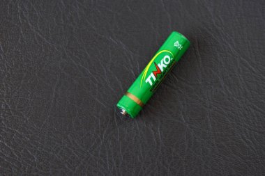 Moskova, Rusya Federasyonu - 24 Nisan 2019: Bir tinko Aaa pil. Shenzhen Tinko Battery Co Ltd Shenzhen, Çin merkezli bir Çin pil üreticisi.