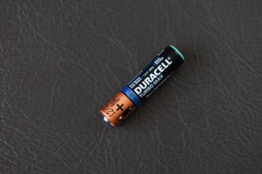 Moskova, Rusya Federasyonu - 24 Nisan 2019: Duracell Aaa bataryası. Duracell Inc. merkezi Bethel, Connecticut, ABD'de bulunan bir Amerikan üretim şirketidir..
