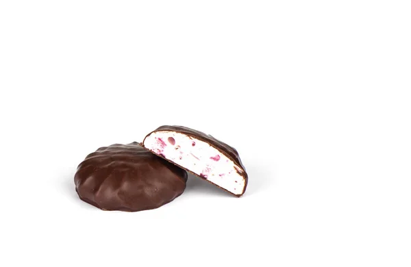 흰색 배경에 고립 된 초콜릿 장식의 마시멜로. 블랙 건포도 수플레. — 스톡 사진