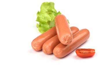 Marul yaprakları ve yarım domates ile dört taze haşlanmış sosis