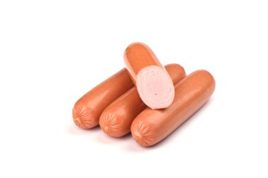 Beyaz arka planda izole birkaç taze haşlanmış sosis.