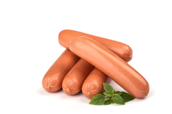 Несколько свежих вареных колбас с базиликом на белом фоне
