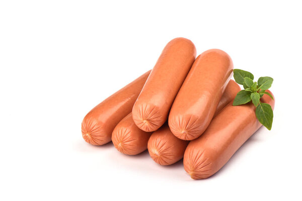 Несколько свежих вареных колбас с базиликом на белом фоне
