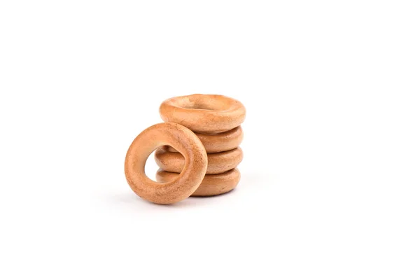 Vários bagels crocantes isolados no fundo branco . — Fotografia de Stock