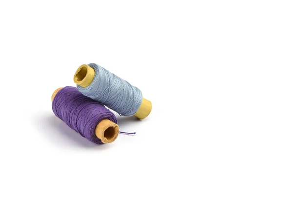 Cotton violet and light blue threads on the cardboard sleeve for — Stock Photo, Image