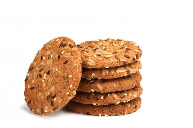 Beyaz arka planda izole tahıllar ile yulaf ezmesi çerezleri. Tatlı