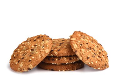 Beyaz arka planda izole tahıllar ile yulaf ezmesi çerezleri. Tatlı