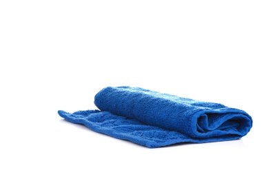 Beyaz arka planda izole mavi havlu.