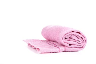 Beyaz arka planda izole pembe havlu.