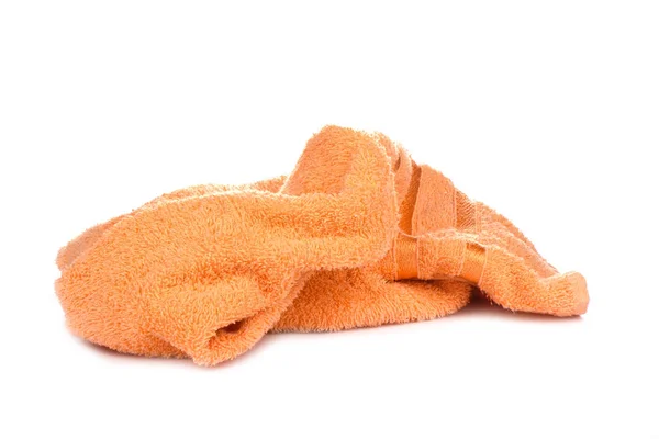 Оранжевое махровое полотенце на белом фоне . — стоковое фото
