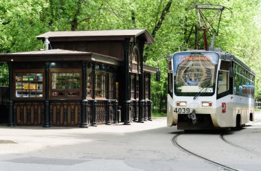 Moskova, Rusya - 12 Mayıs 2019. Eski durak köşkünde Moskova tramvay