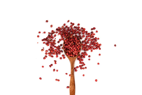 Rode hete peper erwten op een houten lepel geïsoleerd op een witte achtergrond. Top View — Stockfoto
