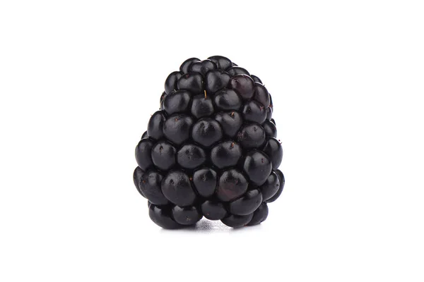 Blackberry madura sobre fondo blanco. Macro tiro . — Foto de Stock