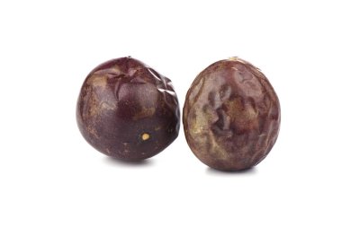 Beyaz arka planda iki tutku meyvesi. Kopyalama alanı