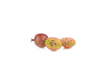 Olgun kırmızı bektaşi üzümü ve dilimlenmiş berry beyaz backgroun izole