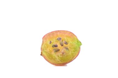 Makro çekim. Beyaz arka plan üzerinde izole yarım olgun kırmızı bektaşi üzümü