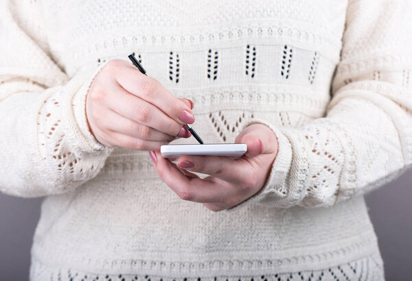 Женщина с белым смартфоном со стилусом
.