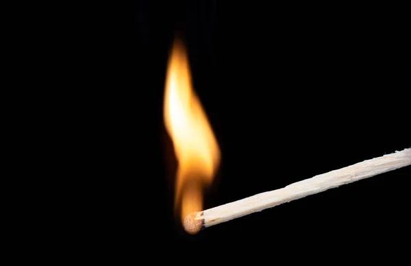 Καμπυλωτή φλόγα της φωτιάς σε ένα ξύλινο σπίρτο. Στιγμιότυπο μακροεντολής. — Φωτογραφία Αρχείου