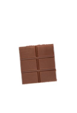 Beyaz arka planda izole çikolata parçası.