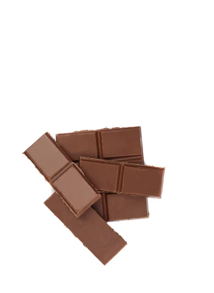 Morceaux de chocolat bio au lait isolés sur fond blanc . — Photo