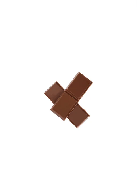 Pedaços de chocolate orgânico de leite isolados sobre fundo branco . — Fotografia de Stock