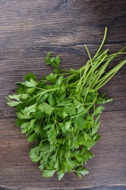 Tahta masada taze maydanoz. Üstte görüntü.