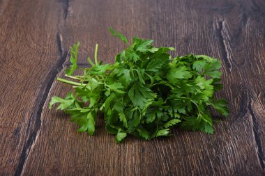 Tahta masada taze maydanoz yaprakları. Yakın çekim.