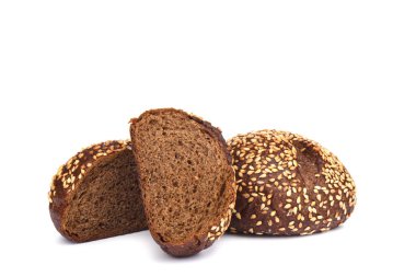 Beyaz arka planda izole susam ile Malted ekmek. Dilimlenmiş ekmek. 