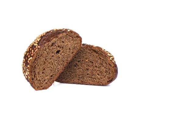 흰 배경에 분리 된 참깨와 맥아 빵. 얇게 썬 빵. — 스톡 사진
