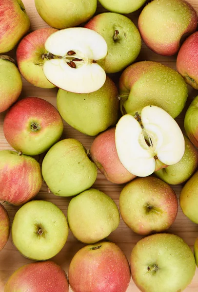 Gotas de agua en manzanas maduras. Dos mitades de una manzana madura . — Foto de Stock