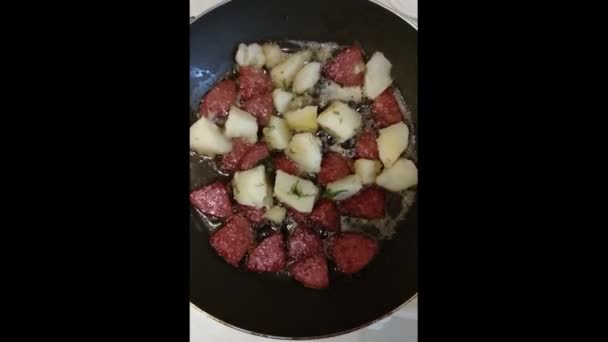 Patate Con Salsicce Tagliate Fette Friggete Sott Olio Stile Rustico — Video Stock