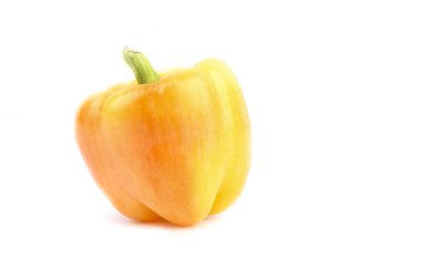Beyaz arka plan üzerinde izole taze turuncu tatlı biber.