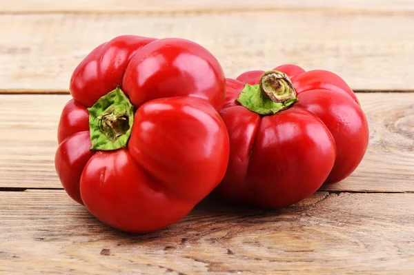 Dvě čerstvé červené zeleninové odrůdy Gogoshar. — Stock fotografie
