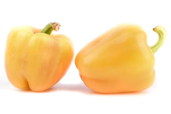 Duas pimentas doces de laranja frescas isoladas em fundo branco . — Fotografia de Stock