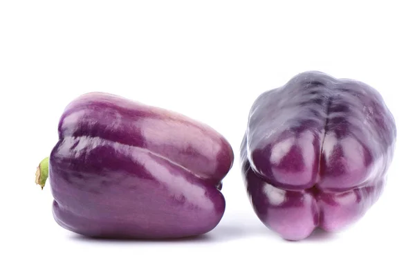 Due peperoni viola freschi isolati su sfondo bianco . — Foto Stock