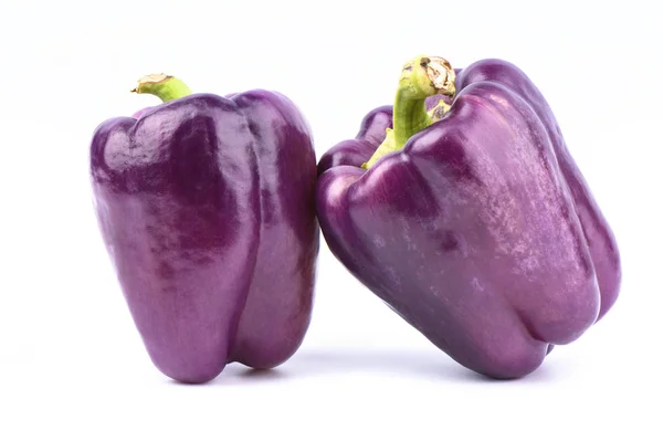 白い背景に隔離された2つの新鮮な紫色のピーマン. — ストック写真