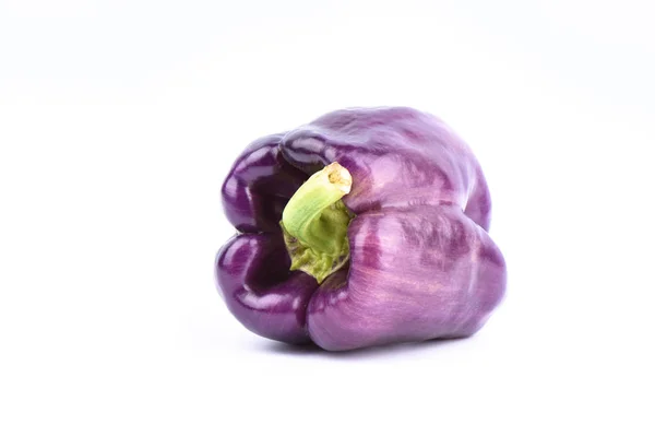 白い背景に分離された新鮮な紫色のピーマン. — ストック写真